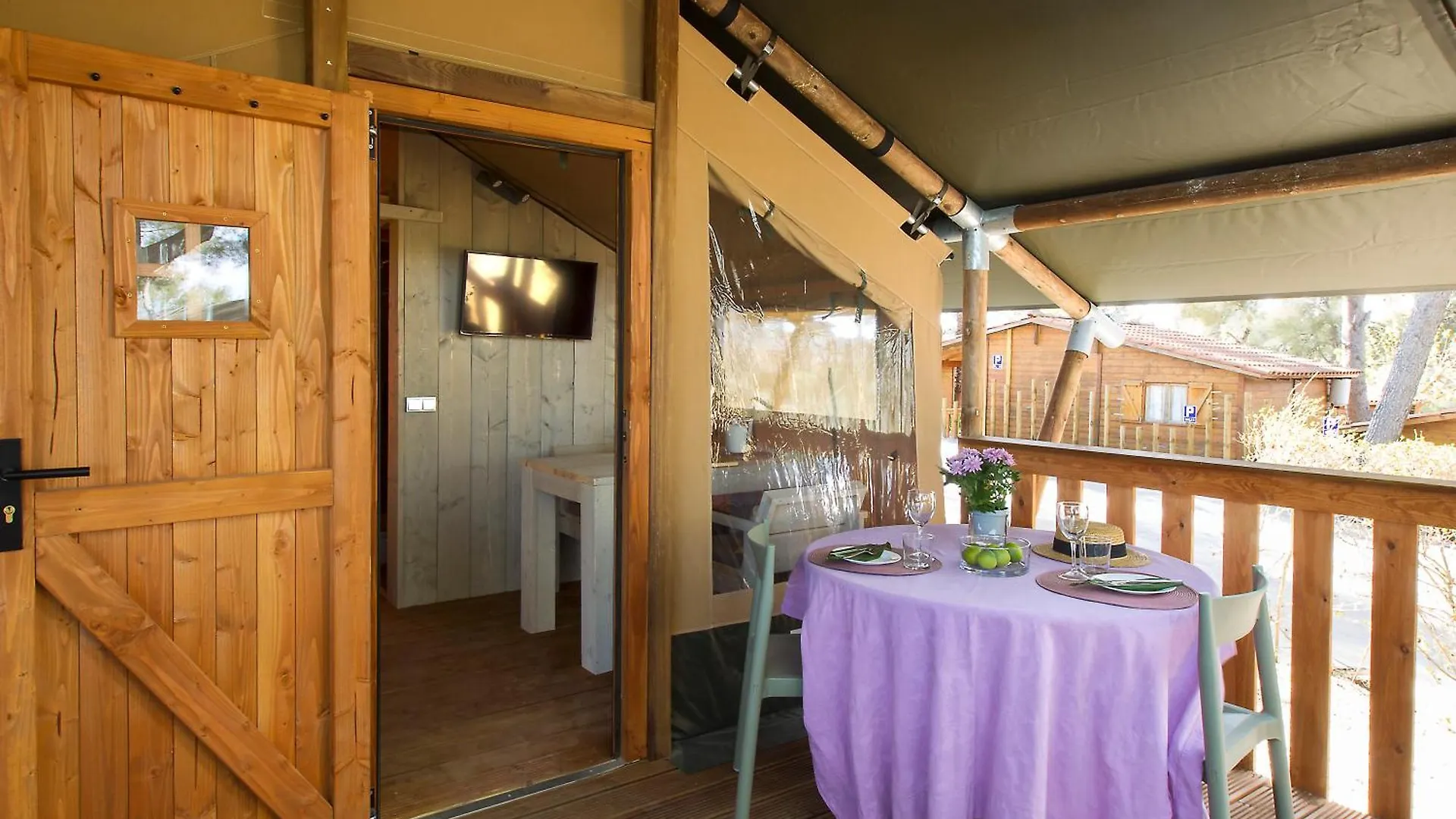 Camping Caledonia Tamarit